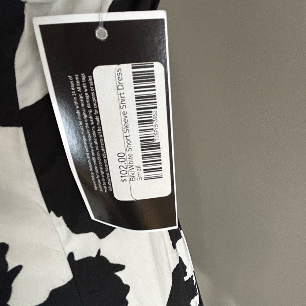 Elegant Black and White Abstract Dress - Picture 4 of 5